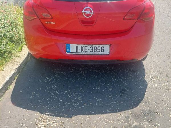 Opel Astra Hatchback, Petrol, 2011, Red