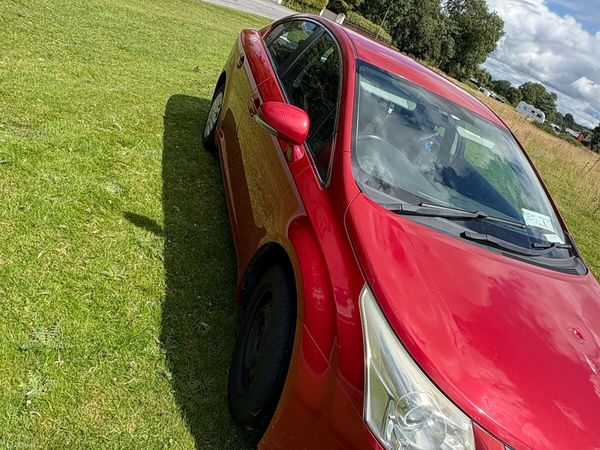 Toyota Avensis Saloon, Diesel, 2011, Red