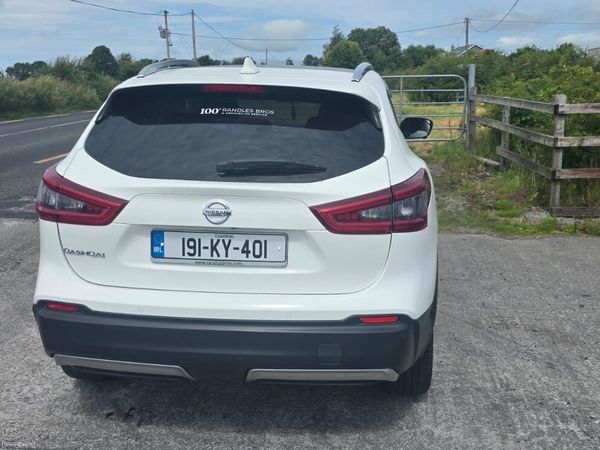 Nissan Qashqai MPV, Petrol, 2019, White