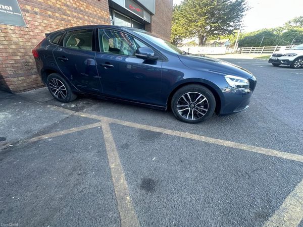 Volvo V40 Hatchback, Petrol, 2019, Blue