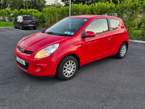 Hyundai i20 Hatchback, Petrol, 2011, Red