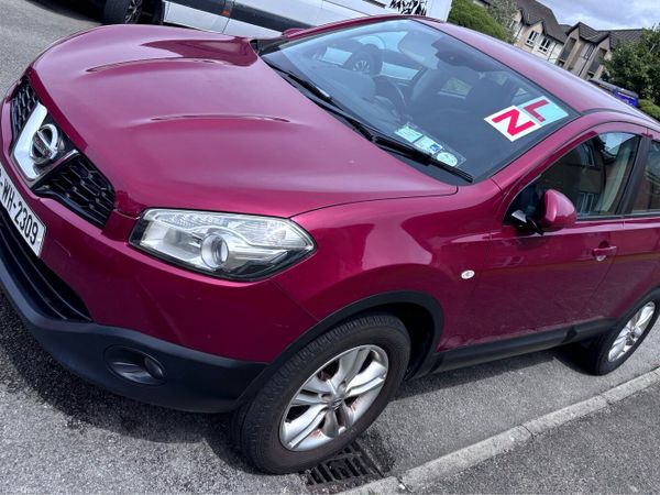 Nissan Qashqai Hatchback, Diesel, 2012, Red