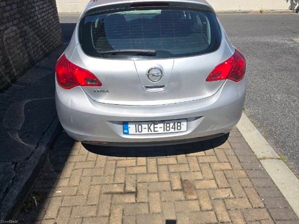 Opel Astra Hatchback, Petrol, 2010, Silver
