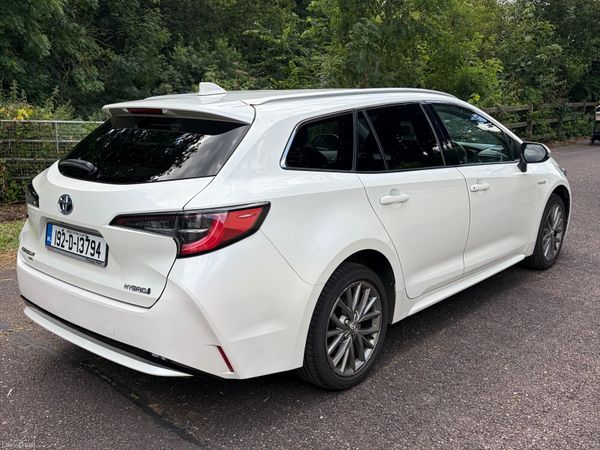 Toyota Corolla Estate/Jeep, Petrol Hybrid, 2019, White