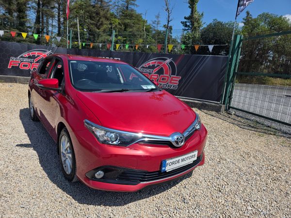 Toyota Auris Hatchback, Petrol, 2016, Red