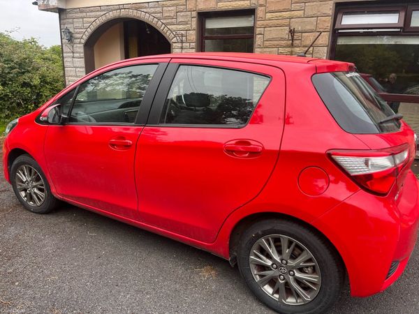 Toyota Yaris MPV, Petrol Hybrid, 2018, Red
