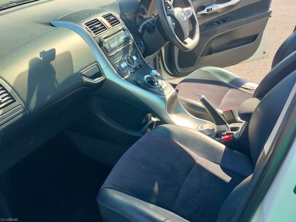 Toyota Auris Hatchback, Petrol Hybrid, 2012, White