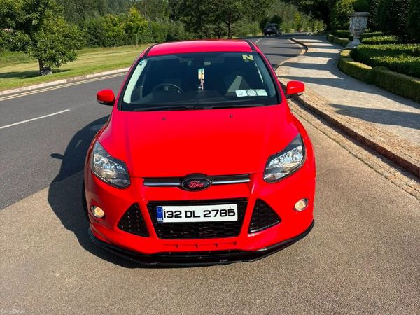 Ford Focus Hatchback, Petrol, 2013, Red