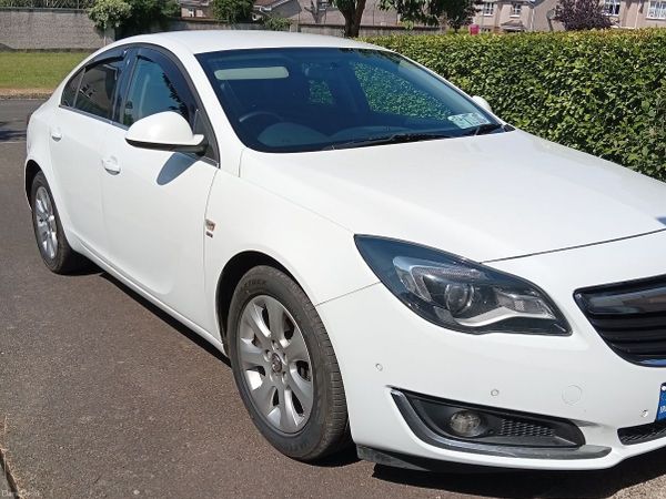 Vauxhall Insignia Hatchback, Diesel, 2017, White