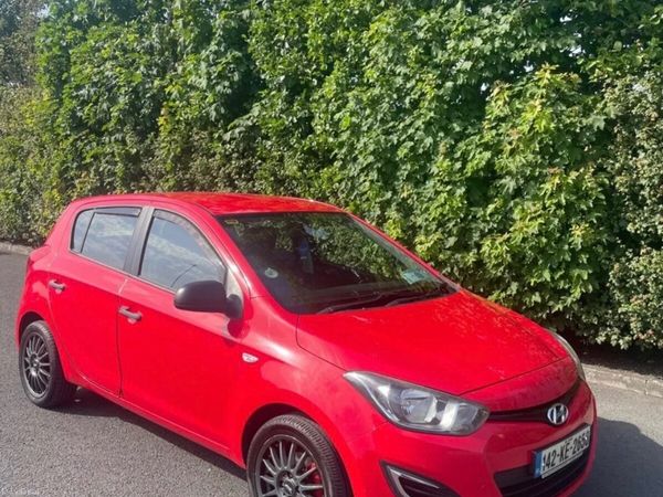 Hyundai i20 Hatchback, Petrol, 2014, Red