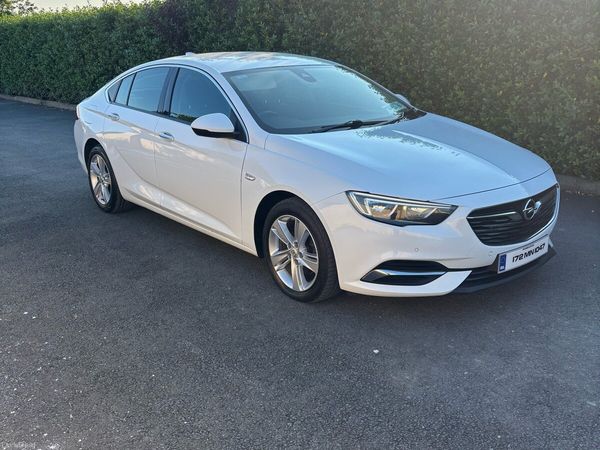 Vauxhall Insignia Hatchback, Diesel, 2017, White