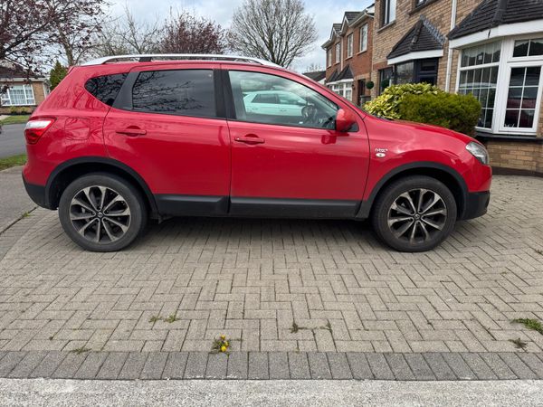 Nissan Qashqai Hatchback, Diesel, 2013, Red