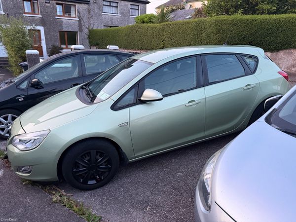 Opel Astra Hatchback, Petrol, 2011, White