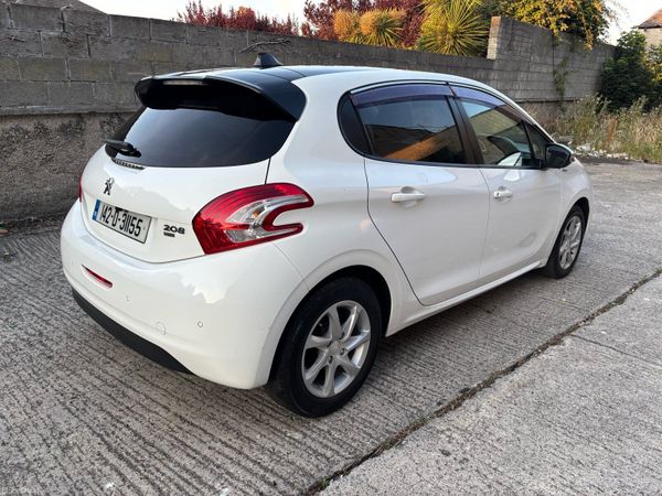 Peugeot 208 Hatchback, Petrol, 2014, White