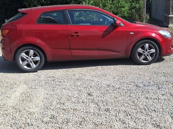 Kia Ceed Hatchback, Diesel, 2009, Red