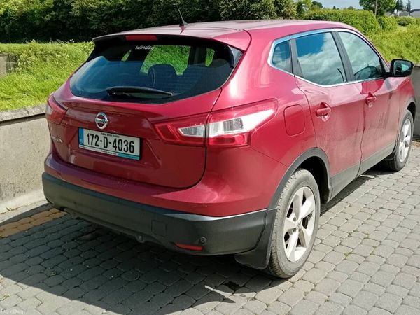 Nissan Qashqai SUV, Diesel, 2017, Red