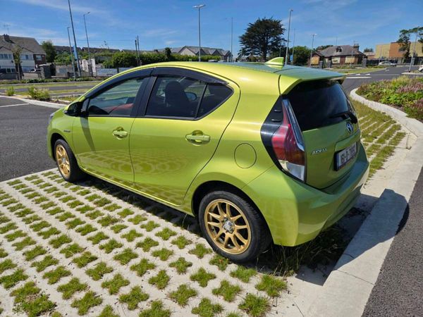 Toyota Aqua Hatchback, Petrol Hybrid, 2016, Green