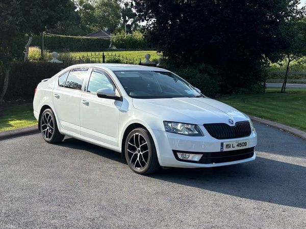 Skoda Octavia Hatchback, Diesel, 2015, White