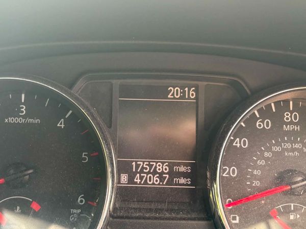 Nissan Qashqai Hatchback, Diesel, 2011, Red