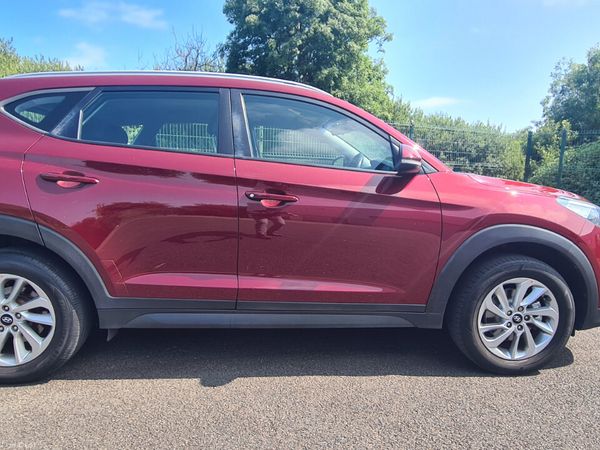 Hyundai Tucson SUV, Petrol, 2015, Red