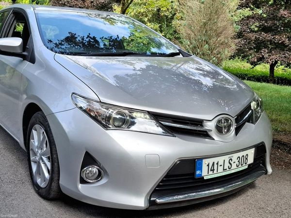 Toyota Auris Hatchback, Diesel, 2014, Silver