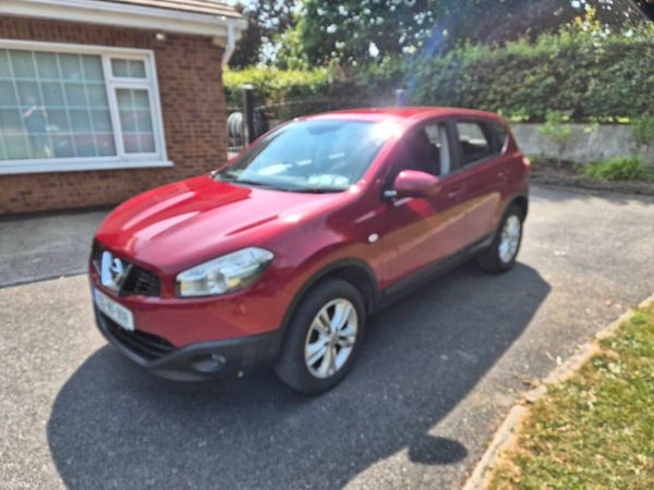Nissan Qashqai Hatchback, Diesel, 2013, Red