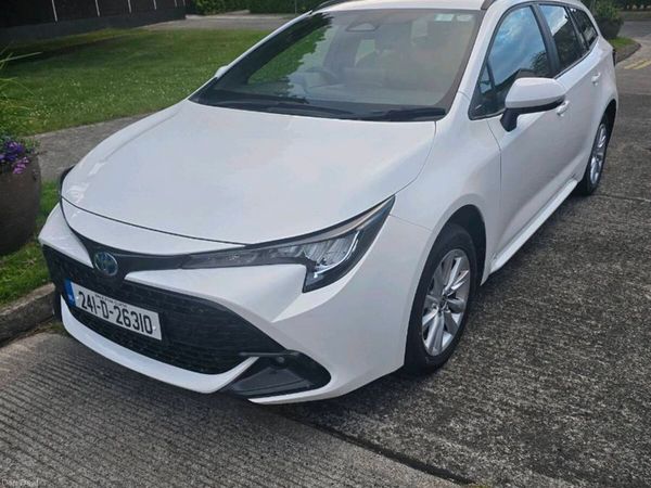 Toyota Corolla Estate/Jeep, Petrol Hybrid, 2024, White