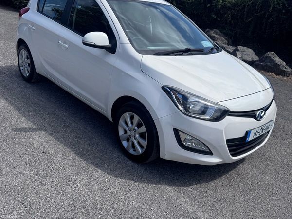 Hyundai i20 Hatchback, Petrol, 2014, White