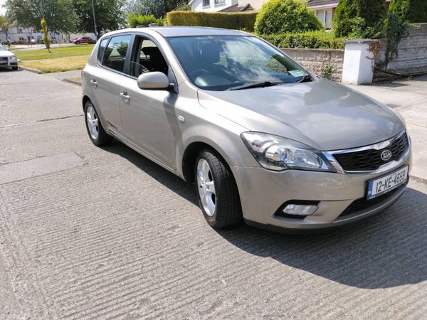 Kia Ceed Hatchback, Petrol, 2012, Gold