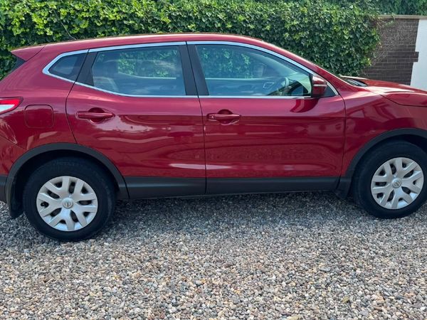 Nissan Qashqai Hatchback, Diesel, 2014, Red