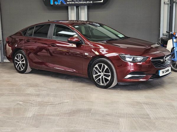 Opel Insignia Hatchback, Diesel, 2019, Red