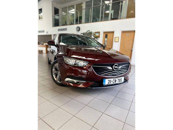 Opel Insignia Hatchback, Diesel, 2021, Red