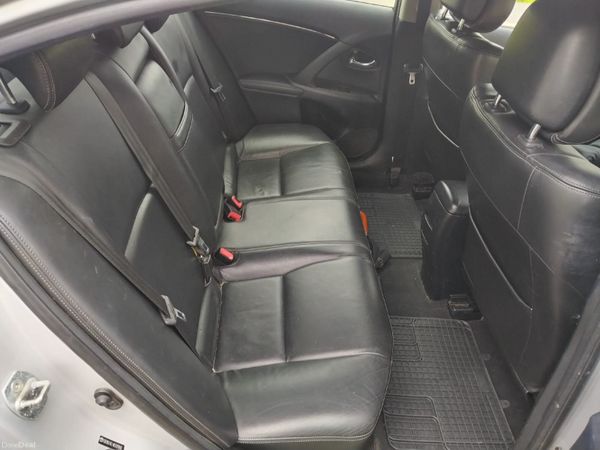 Toyota Avensis Saloon, Diesel, 2010, Silver