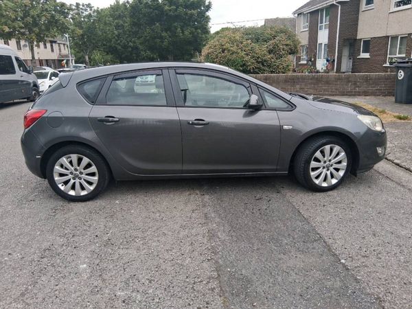 Opel Astra Hatchback, Petrol, 2011, Grey