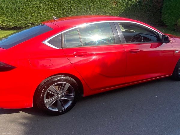 Opel Insignia Hatchback, Diesel, 2019, Red