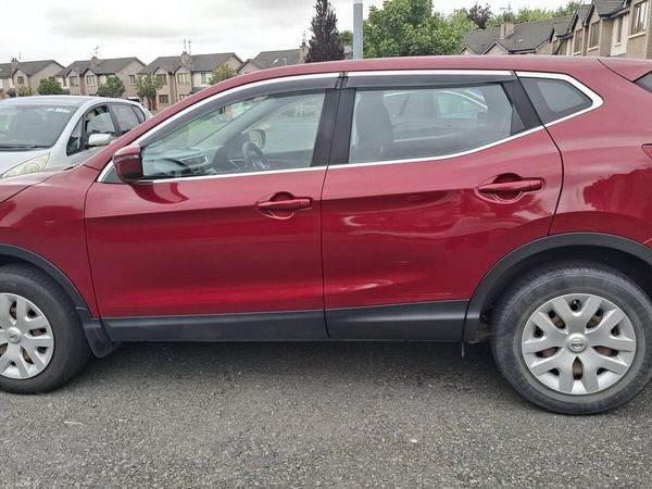 Nissan Qashqai Hatchback, Petrol, 2015, Red