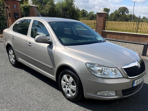 Skoda Octavia Hatchback, Diesel, 2010, Beige