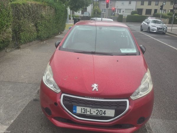 Peugeot 208 Hatchback, Petrol, 2013, Red