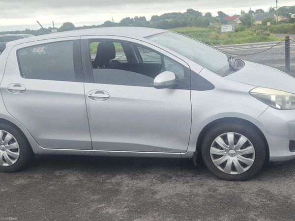 Toyota Yaris Hatchback, Petrol, 2013, Silver