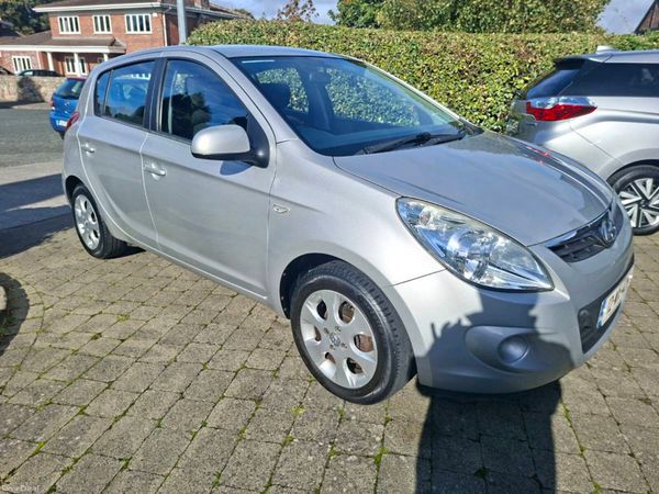 Hyundai i20 Hatchback, Petrol, 2012, Silver
