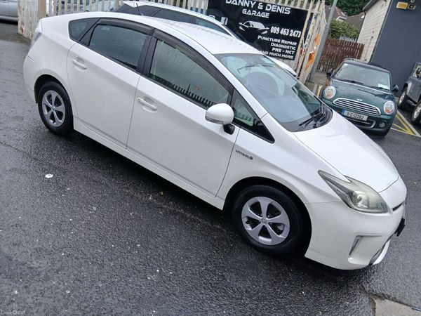 Toyota Prius Hatchback, Petrol Hybrid, 2015, White