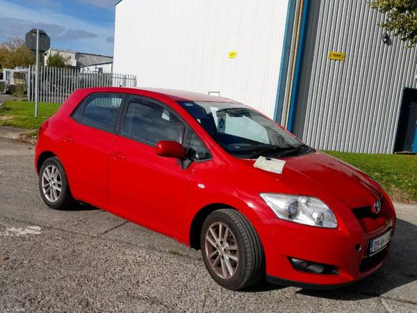 Toyota Auris Hatchback, Petrol, 2009, Red