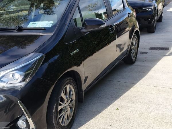 Toyota Yaris MPV, Petrol Hybrid, 2018, Black