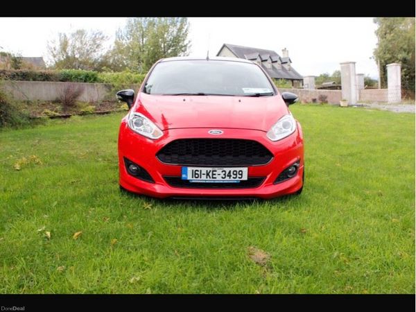 Ford Fiesta Hatchback, Petrol, 2016, Red