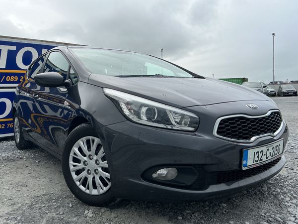 Kia Ceed Hatchback, Petrol, 2013, Silver