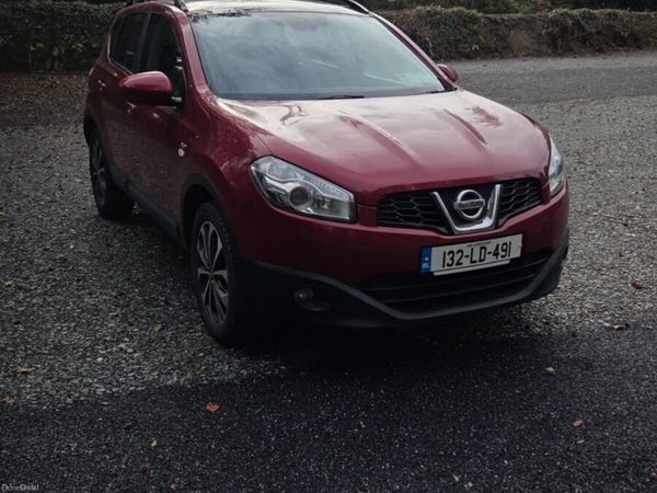 Nissan Qashqai Hatchback, Diesel, 2013, Red
