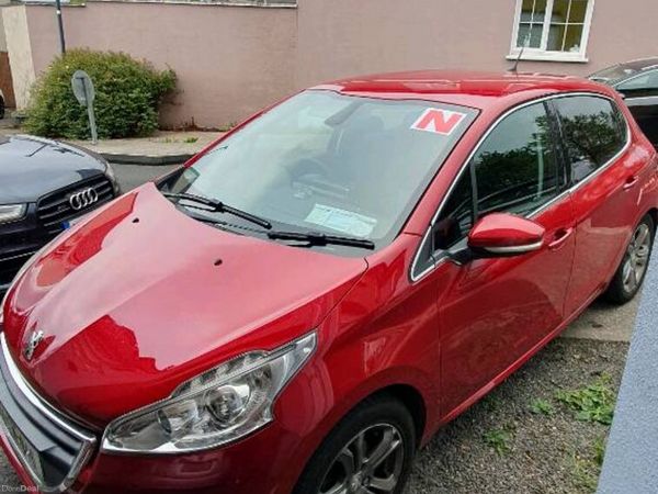 Peugeot 208 Hatchback, Petrol, 2015, Red