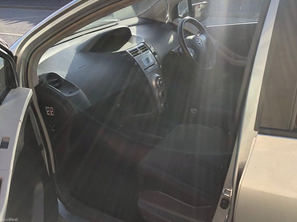 Toyota Yaris Hatchback, Petrol, 2006, Silver