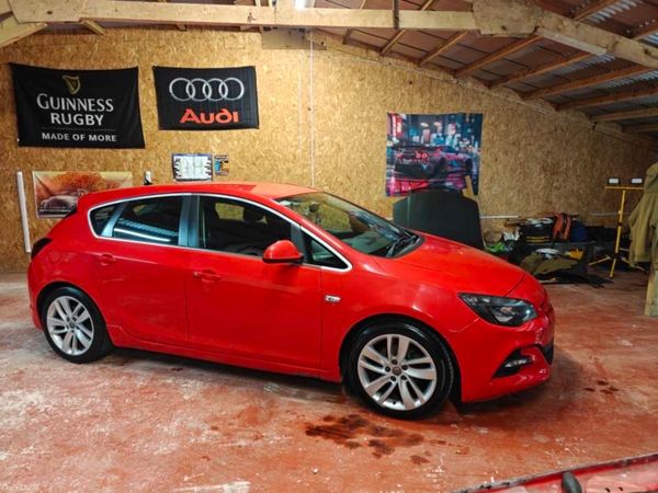 Opel Astra Hatchback, Diesel, 2015, Red