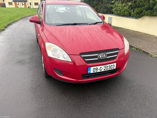 Kia Ceed Hatchback, Petrol, 2009, Red